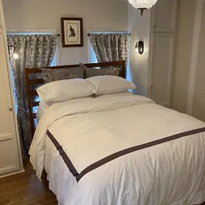 Pineapple House, Spacious 1st Floor Apartment! Center! 96 Walk Score! Free Parking! Apartment