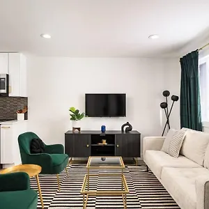 Stylish 5br W/ Fire Pit! 15 Mins To Dt Holiday home