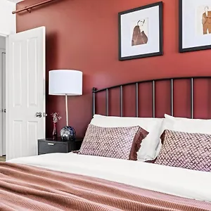 Modern Comfort - King Beds - Walk To Sloans Apartment